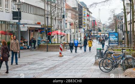 Vista del centro città, affollata da gente non identificata, che si trova a Wilhelminenstrasse per fare shopping in una giornata nuvolosa in inverno. Darmstadt, Germania. Foto Stock