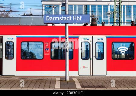 Treno rosso fisso su una piattaforma della Darmstadt Hauptbahnhof. Assia, Germania. Foto Stock