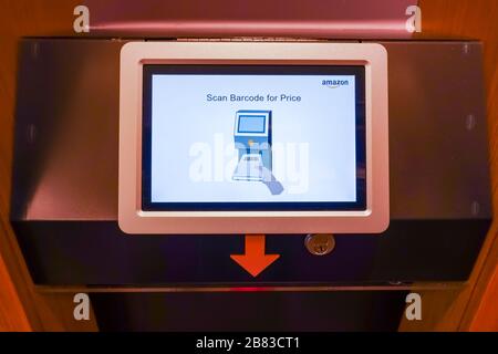 Seattle,WA/USA-9/15/19: Uno scanner di codici a barre presso l'originale University District Amazon Bookstore. Foto Stock