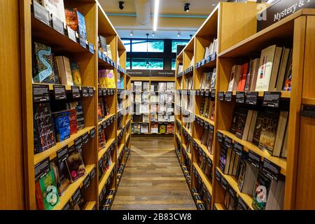 Seattle,WA/USA-9/15/19: un corridoio del libro in legno i ripiani all'originale quartiere universitario Amazon Bookstore. Foto Stock