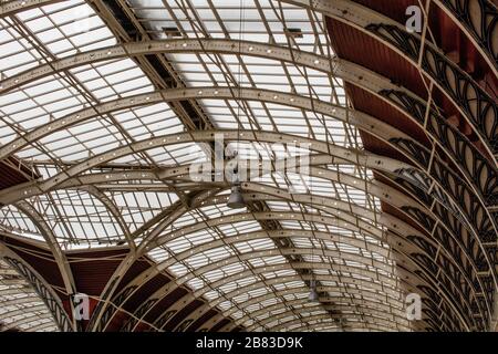 Dettagli sul tetto della stazione di Paddington, un capolinea ferroviario e il complesso della metropolitana di Londra su Praed St a Paddington, Londra Foto Stock