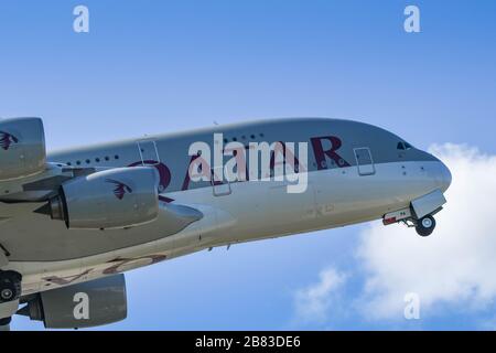 LONDRA, INGHILTERRA - MARZO 2019: Qatar Airbus A380 salendo dopo il decollo dall'Aeroporto di Londra Heathrow Foto Stock