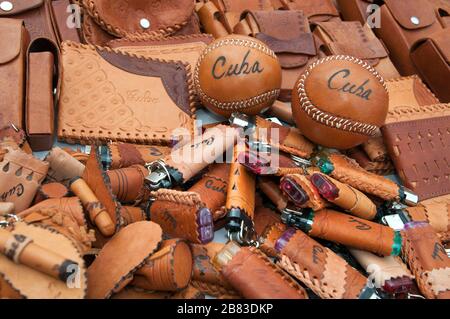 Articoli in pelle souvenir in vendita sul mercato, Playa Pesquero, Guardalavaca, Holguin, Cuba Foto Stock