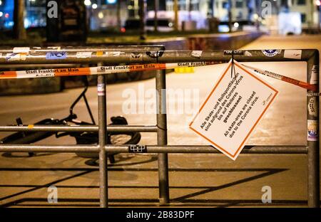 19 marzo 2020, Hessen, Francoforte sul meno: Una bicicletta BMX si trova nel parco skater chiuso. Nonostante la pandemia di Corona, la gente passeggia lungo le rive del Main e nel parco portuale parzialmente chiuso. Foto: Andreas Arnold/dpa Foto Stock