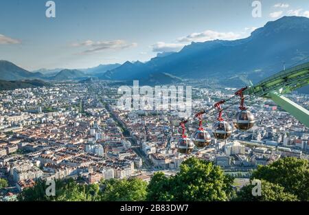 Le famose funivie di Grenoble si avvicinano alla cima della montagna Foto Stock