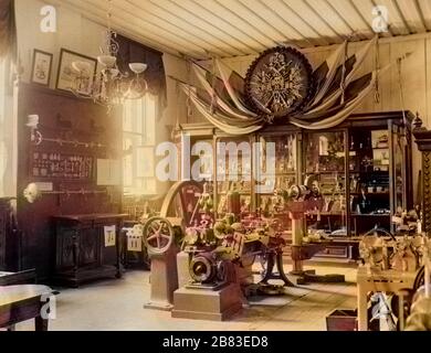 Fotografia di uno stand alla mostra con diversi strumenti e macchinari del 19 ° secolo dal palazzo Romanov, San Pietroburgo, Russia, 1885. Nota: L'immagine è stata colorata digitalmente utilizzando un processo moderno. I colori potrebbero non essere precisi in termini di periodo. () Foto Stock