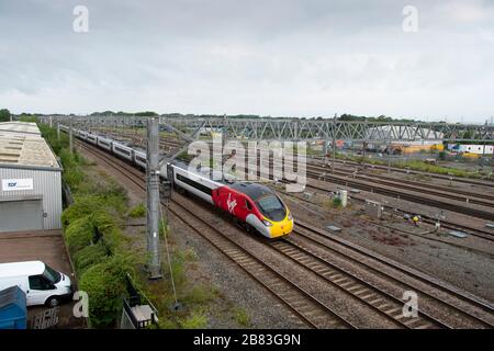 Virgin Classe 390, Pendolino, treno elettrico inclinabile a Rugby, Warwickshire, Inghilterra Foto Stock