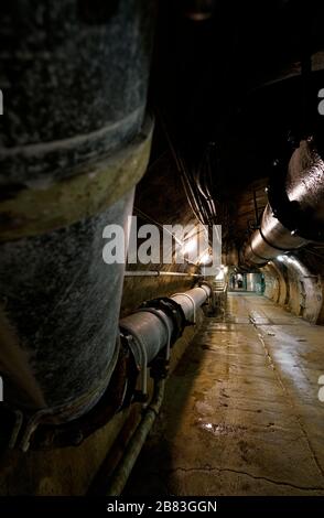 Tubazioni e cavi per l'acqua potabile installati all'interno della fogna. Musee des Egouts de Paris.Paris.France Foto Stock