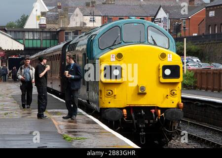 Motore diesel-elettrico classe 37, 37109, a Bury sulla Ferrovia Est del Lancashire, Manchester, Inghilterra Foto Stock