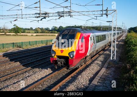 Virgin Classe 221, Super Voyager, treno inclinabile diesel-elettrico che passa Easenhall, vicino a Rugby, Warwickshire, Inghilterra Foto Stock