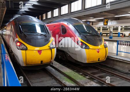 Due Virgin Classe 390, Pendolino, treni elettrici a ribaltamento alla stazione ferroviaria di Euston, Londra, Inghilterra Foto Stock