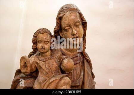 Madonna con Gesù Bambino. Metà del 17 ° secolo. Da uno scultore slovacco. Foto Stock