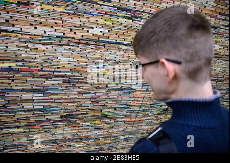 Bratislava, Slovacchia. 2020/01/26. Una mostra di pile di vecchi libri come parte della mostra di Matej Krén. Galleria della città di Bratislava. Foto Stock