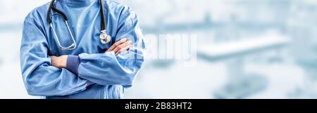 Medico specialista giovane chirurgo con bisturi. Sullo sfondo sfocato l'interno della sala operatoria Foto Stock