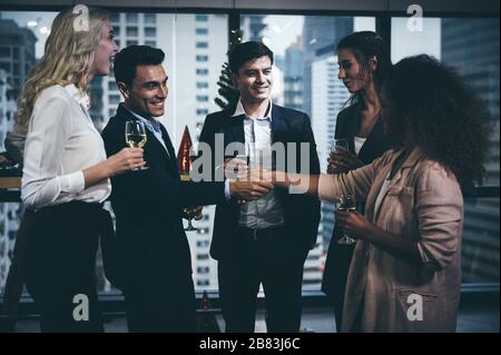La gente di affari parte celebrazione il concetto di successo Foto Stock