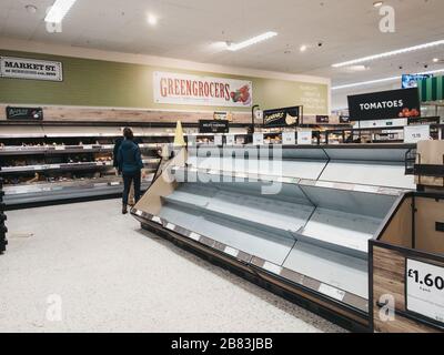 Scaffali vuoti nella navata di frutta e verdura del supermercato Morrisons a Palmers Green, Londra, come la gente scorta in su a causa della minaccia di Coronavirus. Foto Stock