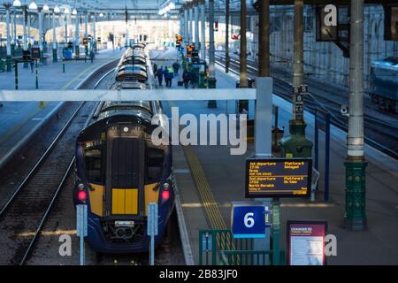 Edimburgo, Regno Unito. 19 Mar 2020. Nella foto: Servizio ritardato a causa di una persona colpita da un treno tra Dunbar e Prestonpas. Stazione di Waverley durante l'ora di punta durante la Pandemia di Coronavirus. Che cosa sarebbe normalmente il traffico e il trambusto imballato con i pendolari che provano a ottenere la sede, un atrio più o meno vuoto. Credit: Colin Fisher/Alamy Live News Foto Stock