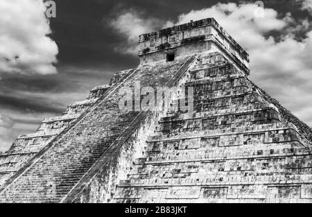 La Piramide Maya di Kukulkan o El Castillo in bianco e nero vicino a Merida e Cancun, penisola dello Yucatan, Messico. Foto Stock