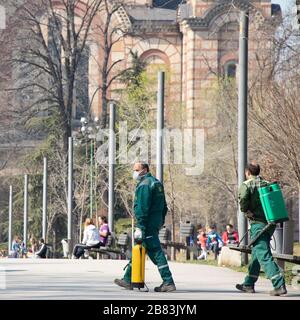 Belgrado, Serbia - 19 marzo 2020: Lavoratori del verde della città che fanno spray disinfettanti all'aperto - prevenzione della diffusione del virus Corona, nel parco Tasmajdan Foto Stock