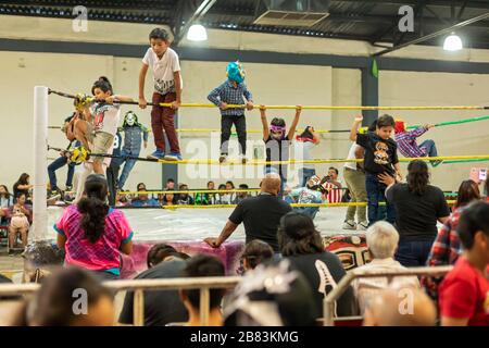 Oaxaca de Juárez, Oaxaca, Messico - i bambini giocano sul ring prima di una partita di lotta Lucha Libre. Foto Stock