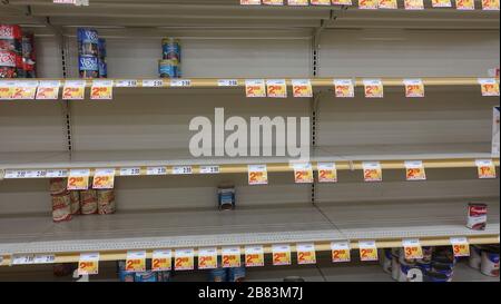 Scaffali di zuppe vuote nel negozio di alimentari Foto Stock