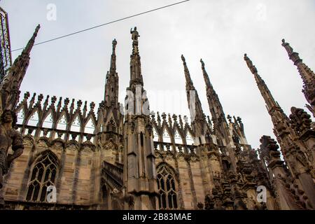 Riccamente decorato con guglie e statue magnifico tetto della Cattedrale di Milano-Duomo di Milano in primavera piovosa giorno,Lombardia,Italia,Maggio 2017 Foto Stock