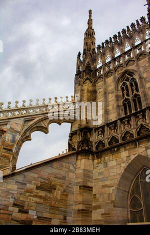 Riccamente decorato con guglie e statue magnifico tetto della Cattedrale di Milano-Duomo di Milano in primavera piovosa giorno,Lombardia,Italia,Maggio 2017 Foto Stock