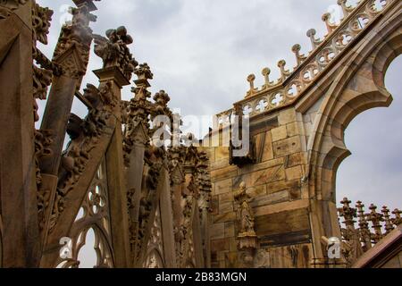 Riccamente decorato con guglie e statue magnifico tetto della Cattedrale di Milano-Duomo di Milano in primavera piovosa giorno,Lombardia,Italia,Maggio 2017 Foto Stock