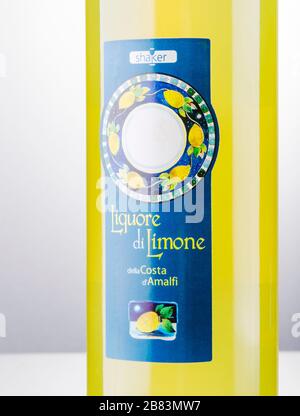 Bottiglia di liquore al limone Shaker isolato su fondo sfumato. Questo liquore è prodotto in distilleria a Vietri sul Mare sulla costiera amalfitana. Foto Stock