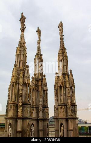 Riccamente decorato con guglie e statue magnifico tetto della Cattedrale di Milano-Duomo di Milano in primavera piovosa giorno,Lombardia,Italia,Maggio 2017 Foto Stock