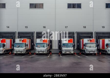 Autocarri in piedi presso le banchine di carico per la spedizione dal magazzino Foto Stock