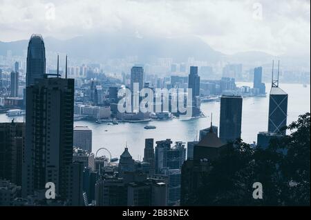 Hong Kong, Hong Kong - 6 novembre 2019 : il paesaggio urbano di Hong Kong, vista dalle montagne Foto Stock