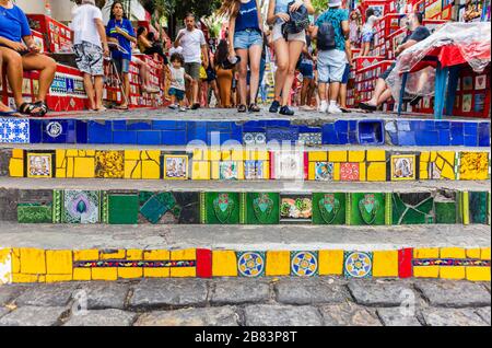 Scalini colorati in piastrelle a Escadaria Selaron (scalini Selaron) creato dall'artista Jorge Selaron decorato con piastrelle tipiche, Rio de Janeiro, Brasile Foto Stock