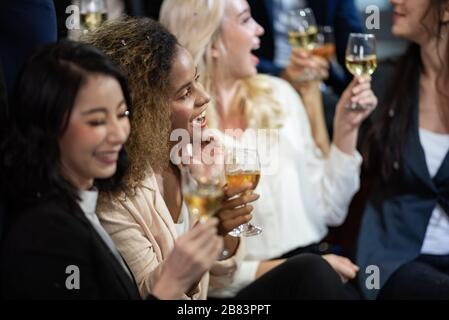 La gente di affari parte celebrazione il concetto di successo Foto Stock