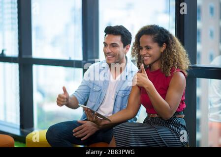 Il successo e il concetto vincente - Happy business team celebrando la vittoria in office Foto Stock
