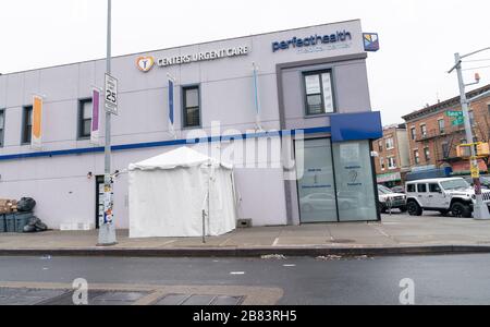 New York, Stati Uniti. 19 Mar 2020. Vista dell'ingresso alla struttura Centers URGENT Care nell'area di Borough Park di Brooklyn (Foto di Lev Radin/Pacific Press) Credit: Pacific Press Agency/Alamy Live News Foto Stock