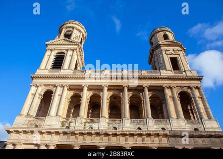 Facciata della chiesa di Eglise Saint Sulpice a Parigi Foto Stock