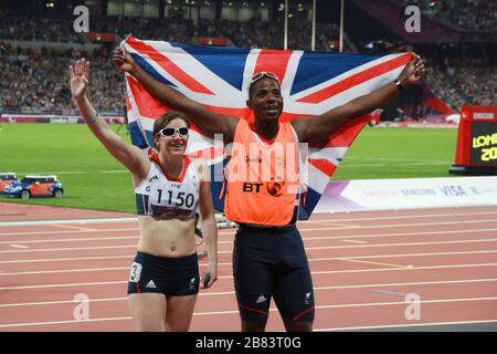 100m T12 Paralympian medaglia d'argento sprinter Libby Clegg festeggia con il compagno di corsa Mikail Huggins a Stratford Olympic Stadium alle 2012 Estate Foto Stock