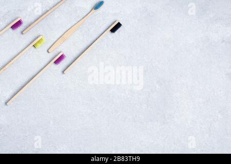 set con spazzolini da denti in bambù su sfondo di pietra. Foto Stock