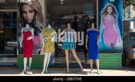 Battambang, Cambogia, Asia: Quattro manichini in fila sul marciapiede di un negozio di abbigliamento con la foto di Beyonce nella vetrina Foto Stock