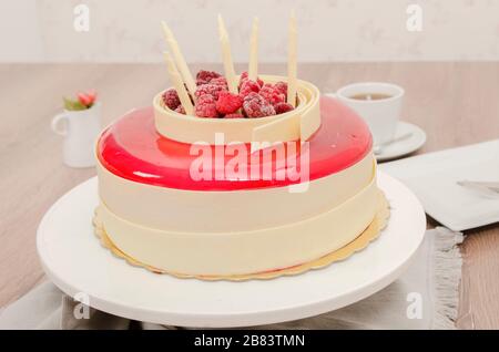 deliziosa torta sullo sfondo bianco Foto Stock