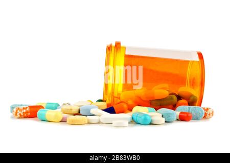 Flacone per pillola con versamento di vari farmaci su sfondo bianco Foto Stock
