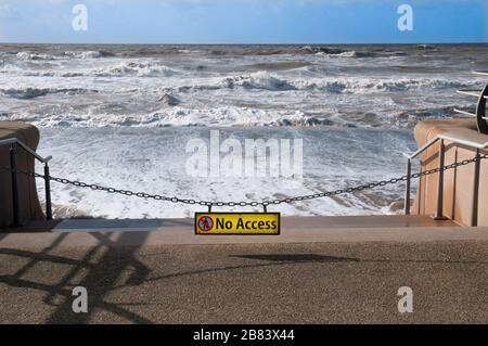 Nessun accesso alla spiaggia, segnale di avvertimento all'alta marea sulla South Promenade Blackpool Lancashire Inghilterra Regno Unito Foto Stock