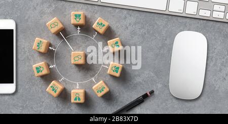 cubi che mostrano una sessione di brainstorming in un moderno spazio di lavoro per computer su sfondo concreto Foto Stock