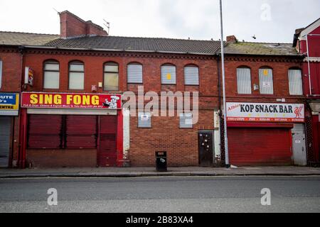 Una vista generale del chiuso Sing Fong and Kop snack Bar take-aways fuori Anfield, sede del Liverpool Football Club, dopo che è stato annunciato che Prof Foto Stock