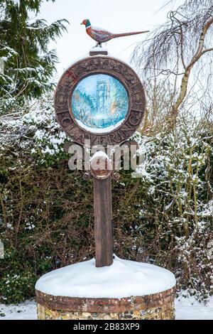 Clavering Village segno in inverno Foto Stock