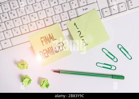 Scrittura manuale del testo Scrittura del promemoria finale. Foto concettuale scritto o parlato messaggio che ricorda a qualcuno di fare quadrato verde nota carta con matita su Foto Stock