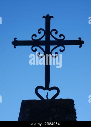 Croce di ferro all'aperto su sfondo blu Foto Stock