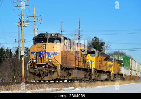 Ginevra, Illinois, Stati Uniti. Un treno per container o stack Union Pacific, condotto da tre unità locomotive vicino a Ginevra, Illinois. Foto Stock