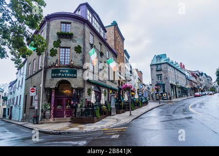 Quebec, Canada 3 settembre 2018: Pub St-Patrick, edificio storico di Saint Patrick pub a Rue Saint-Jean st nella vecchia Quebec City, Canada Foto Stock